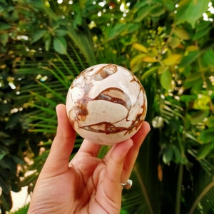 Compre una esfera de piedra de ágata de fantasía de jaspe amarillo natural rara de 68 mm / energía curativa de cristal metafísico