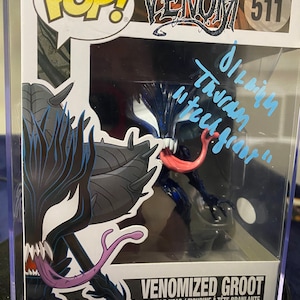 Venomized Groot Funko Pop handsigniert von Olaniyan Thurman - JSA Echtheitszertifikat, außerdem insgesamt 3 Marvel Sammelkarten -