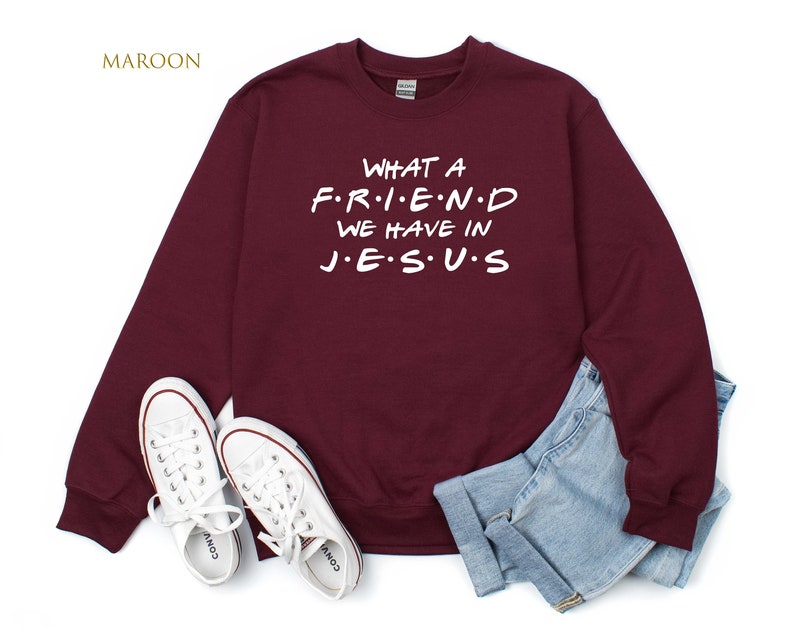 Pu&ograve; includere: Felpa color bordeaux con il testo "WHAT A F.R.I.E.N.D WE HAVE IN J.E.S.U.S" in bianco.