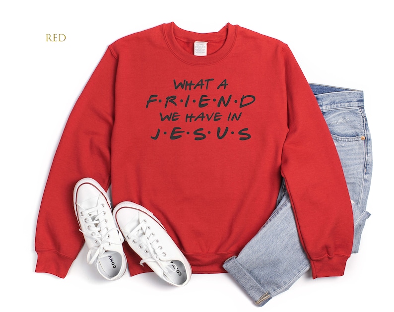 Pu&ograve; includere: Felpa rossa con il testo "WHAT A F.R.I.E.N.D WE HAVE IN J.E.S.U.S" in lettere nere.