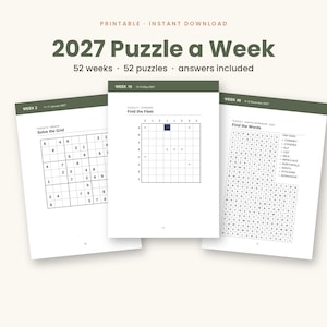 Puede incluir: Una colección imprimible 2027 Puzzle a Week con 52 acertijos y respuestas. El documento muestra tres páginas de muestra, incluyendo una cuadrícula de Sudoku para la semana 2, un rompecabezas lógico Find the Fleet para la semana 19 y una sopa de letras para la semana 49.
