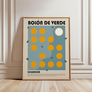 Op de afbeelding: Een ingelijste poster met de zwarte tekst "BOLÓN DE VERDE". De poster heeft een blauwgroene achtergrond met gele cirkels en bladvormen. Het woord "ECUADOR" staat onderaan.