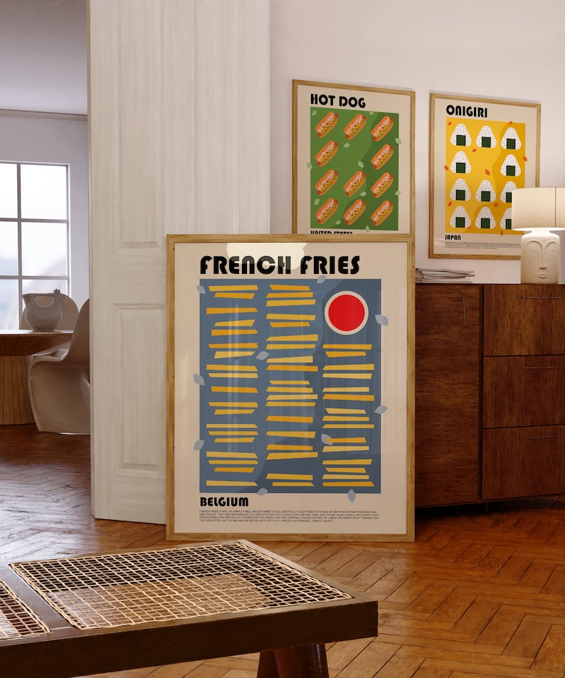 Peut inclure: Trois affiches encadr&eacute;es avec des illustrations de nourriture de diff&eacute;rents pays. L'affiche en haut &agrave; gauche est bleue et jaune et dit "Hot Dog" avec un cercle rouge et le texte "&Eacute;tats-Unis". L'affiche en haut &agrave; droite est jaune et marron et dit "Onigiri" avec un cercle rouge et le texte "Japon". L'affiche du bas est bleue et jaune et dit "French Fries" avec un cercle rouge et le texte "Belgique".