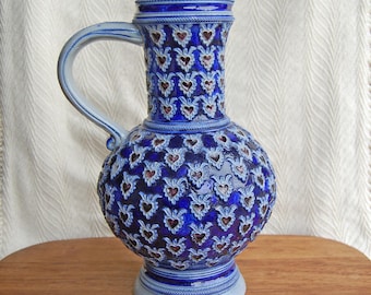 Jarra antigua de gres alemán Westerwald de Simon Peter Gerz I, esmaltada en sal azul cobalto con motivo de corazón. Jarra de cerámica alemana.