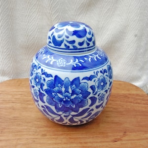 Hand-Painted Blue & White Large Ginger Jar – Chinese-Style Ceramic Vase with Lid – Porcelain Floral Ginger Jar