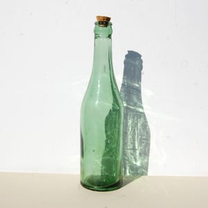 Puede incluir: Un letrero de madera rústica con el texto "Welcome to our home" en letras blancas. El letrero presenta un acabado envejecido y un diseño simple y acogedor, perfecto para un porche o entrada. El letrero mide aproximadamente 30 cm de ancho.