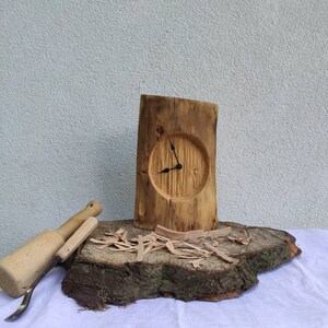 Tischuhr aus Tannenholz