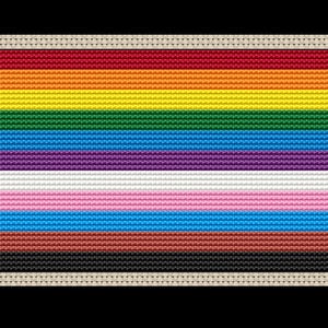 Op de afbeelding: Een rechthoekig kruissteekpatroon met horizontale strepen in rood, oranje, geel, groen, blauw, paars, wit, roze, lichtblauw, bruin en zwart, omlijst door een beige, getextureerde, rasterachtige rand op een zwarte achtergrond.