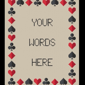Peut inclure: Motif de point de croix avec des symboles de cartes à jouer : cœurs, piques, carreaux et trèfles. Les mots "YOUR WORDS HERE" sont brodés en lettres noires sur un fond beige, encadrés par une bordure noire.