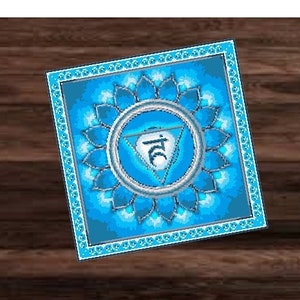 Puede incluir: Un mandala azul y plateado con un triángulo blanco y el símbolo "YO SOY" en su interior. El mandala está rodeado por un borde azul con un patrón decorativo blanco.