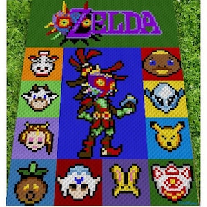 Könnte beinhalten: Eine Häkeldecke mit einem Pixelbild von Link aus der Videospielserie The Legend of Zelda. Die Decke ist aus buntem Garn gefertigt und enthält verschiedene Charaktere aus dem Spiel, darunter eine rot-grüne Majora's Mask, ein blau-weißer Deku Scrub und ein gelb-oranger Goron.