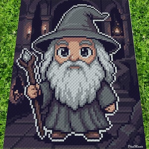 Puede incluir: Ilustración de arte pixelado de un mago con una larga barba blanca, sombrero gris y bastón. El mago lleva una túnica gris y está sobre un fondo oscuro con puertas arqueadas. La imagen está etiquetada como "PixelMania".