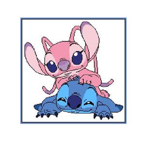 K&ouml;nnte beinhalten: Ein rosa Stitch-Charakter mit blauen Augen und einer lila Nase sitzt auf einem blauen Stitch-Charakter mit einer blauen Nase und gro&szlig;en Augen. Beide Charaktere l&auml;cheln.