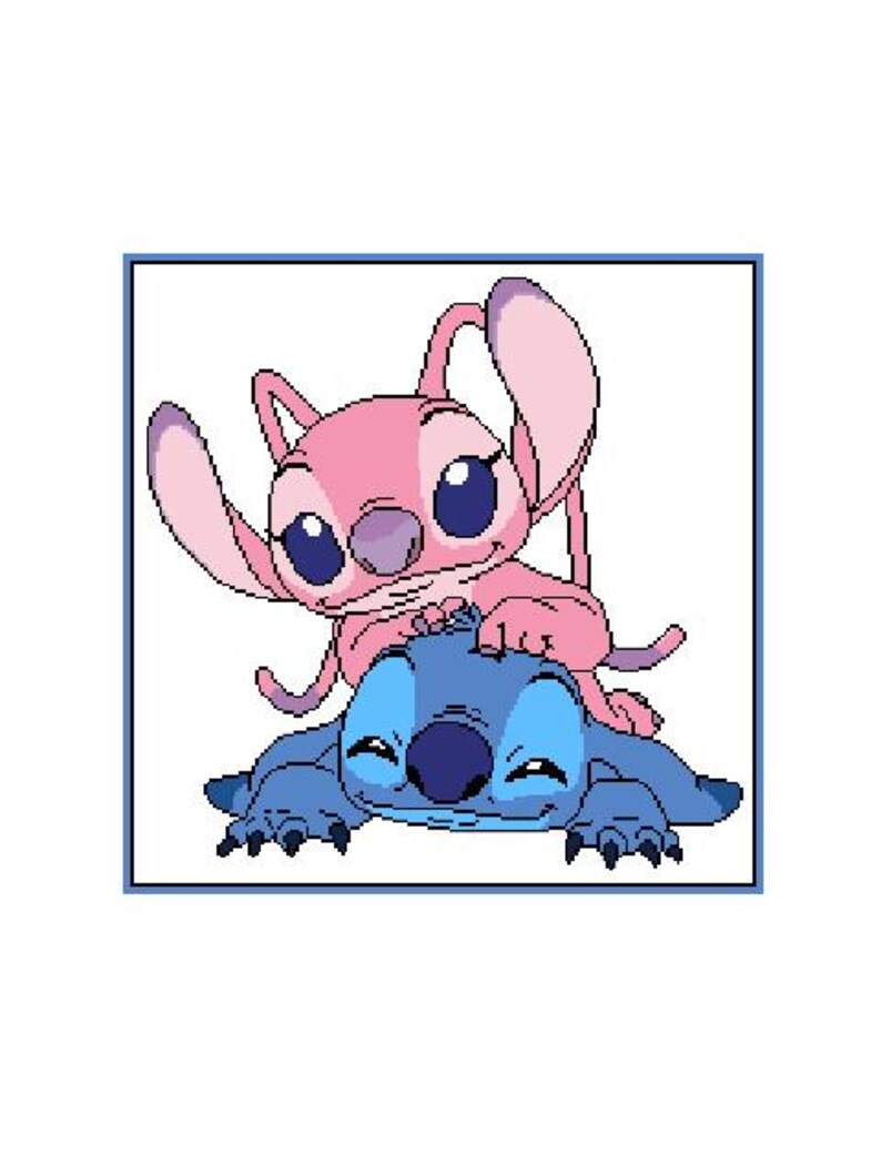 K&ouml;nnte beinhalten: Ein rosa Stitch-Charakter mit blauen Augen und einer lila Nase sitzt auf einem blauen Stitch-Charakter mit einer blauen Nase und gro&szlig;en Augen. Beide Charaktere l&auml;cheln.