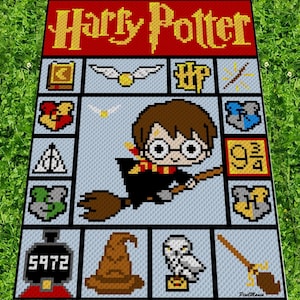 以下が含まれることがあります： ハリーポッターのキャラクターとシンボルをフィーチャーした、かぎ針編みのパターン。パターンには、ほうきに乗ったハリーポッター、ホグワーツの紋章、金色スニッチ、9と3/4の数字が含まれています。パターンは青と白のカラーリングです。