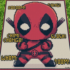 Op de afbeelding: Een haakpatroon in pixelstijl van Deadpool, een superheld in een rood-zwart pak, in een vechtpose. Het patroon bevat de woorden "Kaboom!", "Bamg!", "Chimi Changal", "Slash!", "Wham!" en "Sooooom!"