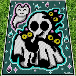 Puede incluir: Un textil cuadrado pixelado con un diseño de calavera, gatos negros y un fantasma. El diseño incorpora colores turquesa, negro, blanco, rosa y amarillo. El fondo es turquesa oscuro con elementos decorativos. El texto "PixelMania" está en la esquina inferior derecha.