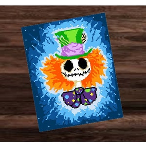 Könnte beinhalten: Eine digitale Illustration einer Cartoonfigur mit einem Schädelgesicht, die einen grünen, lila und weißen Hut mit einer roten Schleife trägt. Die Figur hat orangefarbenes Haar und ist vor einem blauen Hintergrund mit weißen Sternen platziert.