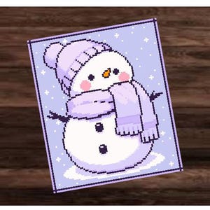 Puede incluir: Un muñeco de nieve morado y blanco con una bufanda y un gorro morados sobre un fondo azul claro con copos de nieve blancos.