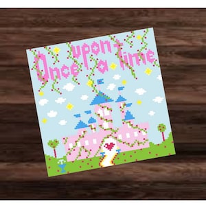 Könnte beinhalten: Ein rosa Schloss mit Ranken und Blumen, umgeben von Wolken und einem blauen Himmel. Der Text "Es war einmal" ist in rosa Buchstaben auf weißem Hintergrund geschrieben.
