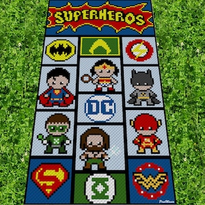 Op de afbeelding: Een gehaakte deken met een superhelden thema. De deken bevat afbeeldingen van Superman, Batman, Wonder Woman, Aquaman, The Flash en Green Lantern. De deken bevat ook het DC Comics logo.