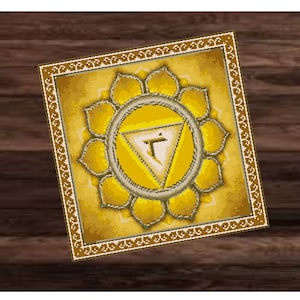 Puede incluir: Un mandala amarillo con un triángulo en su interior, que contiene el símbolo "🜃", que representa el chakra del plexo solar.