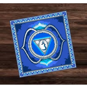 Pode incluir: Imagem quadrada e pixelizada com um símbolo de chakra azul. O design inclui um triângulo central com o número 3, rodeado por um círculo prateado e detalhes ornamentados em azul e branco. A borda é um padrão detalhado em azul e branco.
