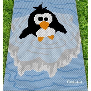 Puede incluir: Un diseño de pixel art de un pingüino sobre un fondo azul y blanco. El pingüino es negro y blanco con un pico y patas naranjas. El diseño se titula "Pixelmania".