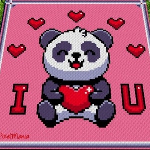 Könnte beinhalten: Ein Pixel-Art-Design mit einem lächelnden Panda, der ein rotes Herz hält, umgeben von roten Herzen auf rosa Hintergrund. Die Worte "I U" werden in roten Pixelbuchstaben angezeigt. Das Design befindet sich auf einem rosa-weißen Rand.