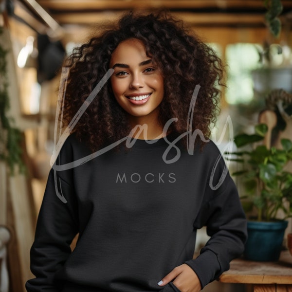 Gildan 18000 Schwarz Crewneck Pullover Mockup | Outdoor Lifestyle Mock | Schwarzes weibliches Modell Blank Sweatshirt Image