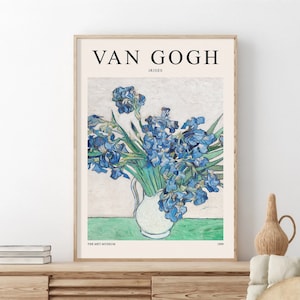 Puede incluir: Un póster vintage con una pintura de un jarrón de iris azules de Vincent van Gogh. El póster se titula "Van Gogh Irises" e incluye el texto "The Met Museum".