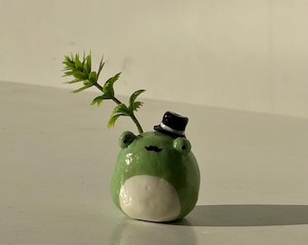 Handmade Ceramic Frog with Hat Mini Vases: Whimsical Desk Decor [FRED]