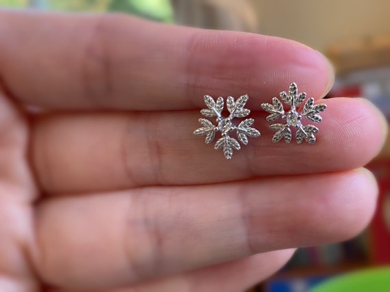 Silver snowflake stud earrings deals