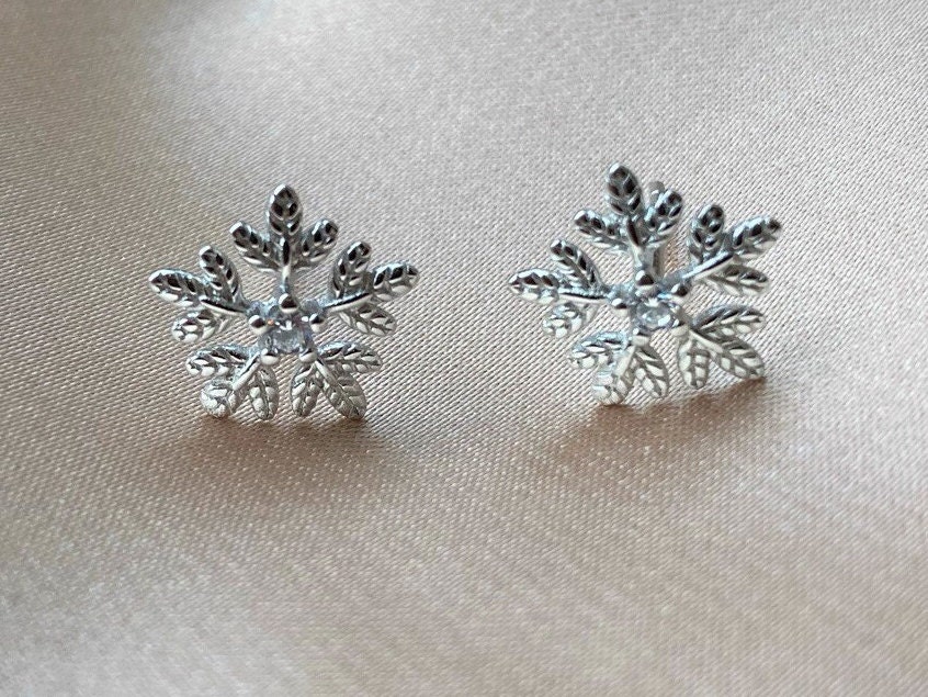 925 Sterling Silver Snowflake Stud Earrings - Etsy