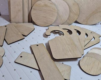 Piezas de madera cortadas con láser para decoración o manualidades. Diversas formas y tamaños de madera. Etiquetas de regalo en blanco, círculos, etiquetas para bolsos y separadores de armario.