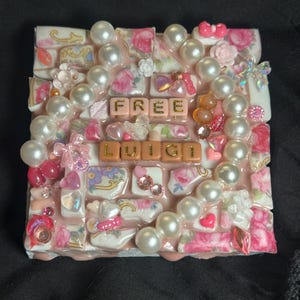 LUIGGI GRATIS / Ensamblaje de técnicas mixtas de coqueta hecha a mano