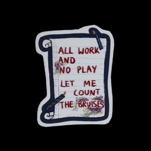 Könnte beinhalten: Aufkleber mit weißem Hintergrund und dunkelblauem Rand. Der Aufkleber zeigt den Text "ALL WORK AND NO PLAY LET ME COUNT THE BRUISES" in handschriftlichem Stil. Dekorative Elemente sind eine Kerze und florale Akzente.