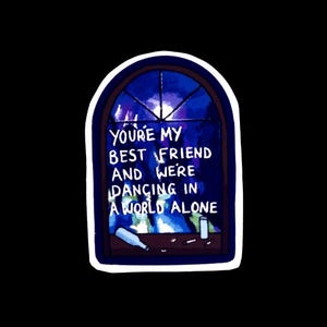Könnte beinhalten: Ein Aufkleber mit einer Fensterszene und dem Text "You're my best friend and we're dancing in a world alone." Das Fenster ist in Blau- und Lilatönen gehalten, mit einer Flasche und einem Glas.