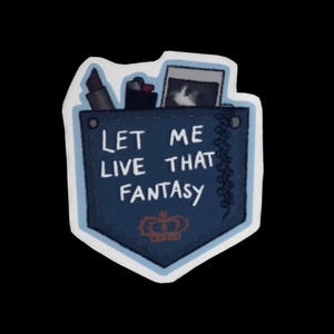Könnte beinhalten: Ein Aufkleber mit einem blauen Taschen-Design und dem weißen Text "LET ME LIVE THAT FANTASY". Die Tasche enthält einen Lippenstift, ein Feuerzeug und ein kleines Foto. Unten ist eine Krone.