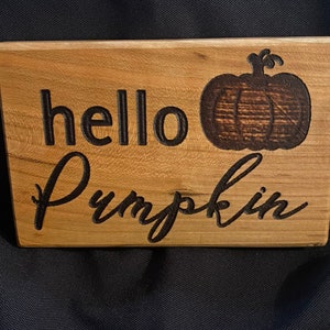 Cartel de otoño y Halloween. Decoración "hola calabaza" grabado láser