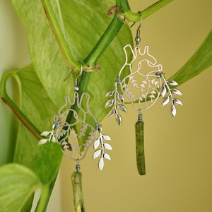 Plant lover earrings //// heart earrings // crystal earrings // anatomical heart // green // plant earrings // hypoallergenic