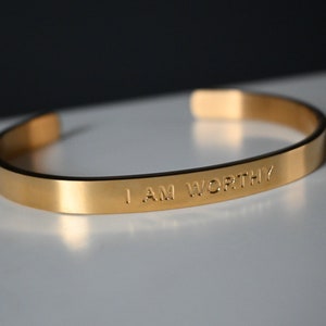 DIGNO | Resistente a manchas | Pulseira com punho dourado | Afirmação | Joias com mantra positivo | Ajustável | À prova d'água | Presentes pessoais para ela