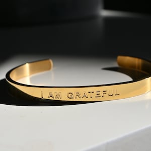GRATEFUL | WATERPROOF | Pulseira de ouro com punho | Afirmação | Joias de mantra positivo | Ajustável | Resistente a manchas | Presentes para ela