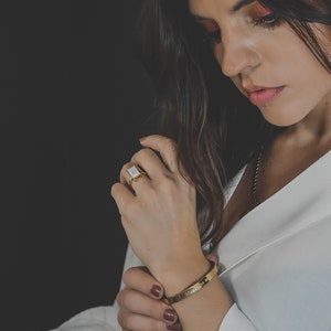 Pulsera de oro resistente al agua con puños / Joyería de afirmación / Mantra positivo / Ajustable / Regalos inspiradores para ella