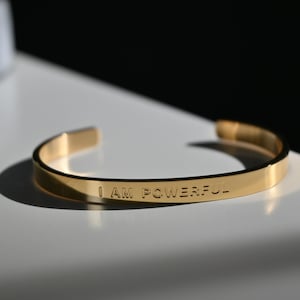 Eu sou PODEROSO | À PROVA D'ÁGUA | Pulseira com Algema Dourada | Afirmação | Joias com Mantra Positivo | Ajustável | Resistente a Manchas | Personalizado