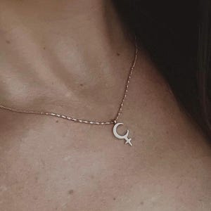 Lilith | À PROVA D'ÁGUA | Colar delicado de ouro 14k | Prata | Lua Negra | Poder Feminino | Presentes para Ela | Astrologia | Resistente a Manchas