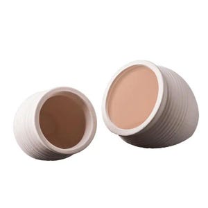 Puede incluir: Dos macetas de cerámica blanquecina con exterior acanalado e interior marrón claro. Las macetas son cilíndricas con una abertura ancha y una base redondeada. Las macetas están vacías y sobre un fondo blanco.