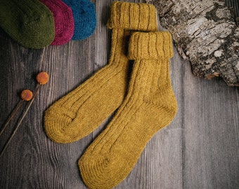 Stricksocken mit Umschlag in Trendfarben