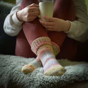 Bunte Stricksocken in fließenden Farben warme Socken Bild 3