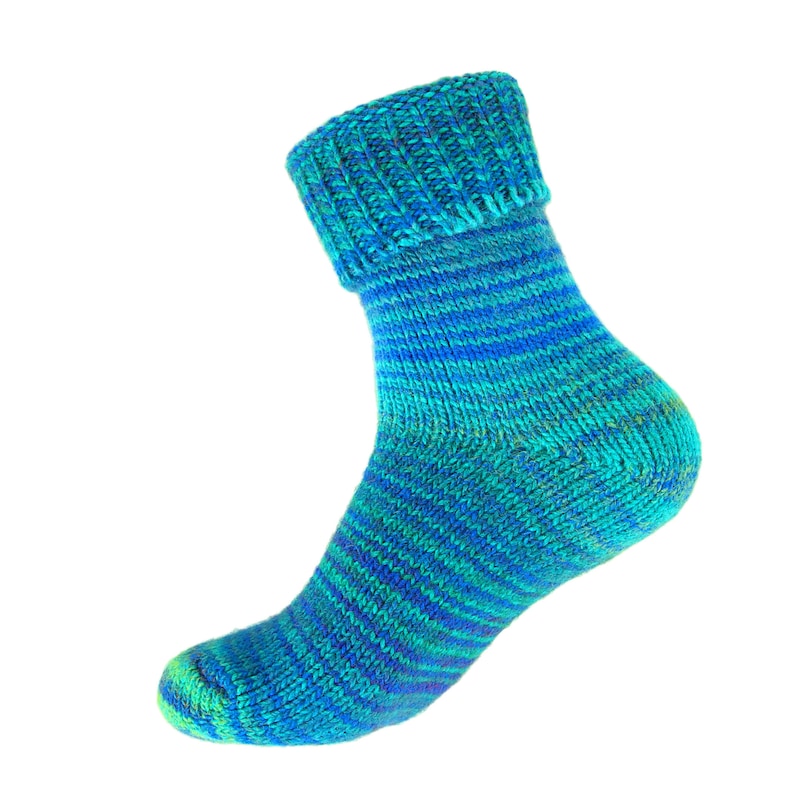 Bunte Stricksocken in fließenden Farben warme Socken Blau